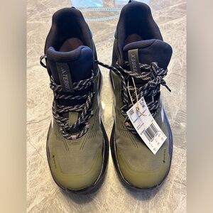 adidas women Terrex Trailmaker 2.0 Mid Gore-Tex Hiking Shoes Size 8.5